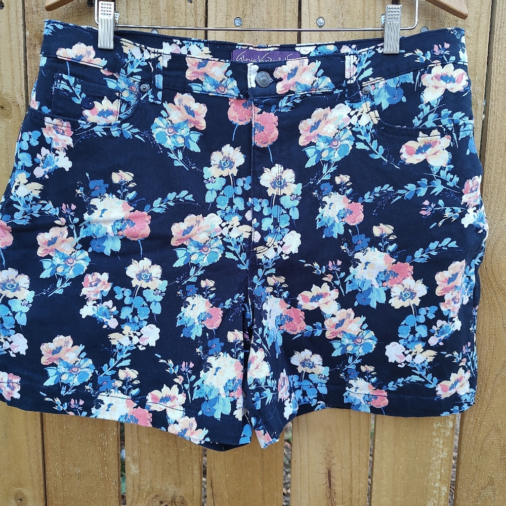 Ladies plus size 18 Gloria Vanderbilt Amanda floral shorts